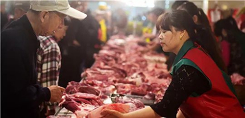 市民在江苏无锡一家农贸市场选购猪肉。